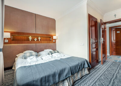 widok na łóżko małżeńskie