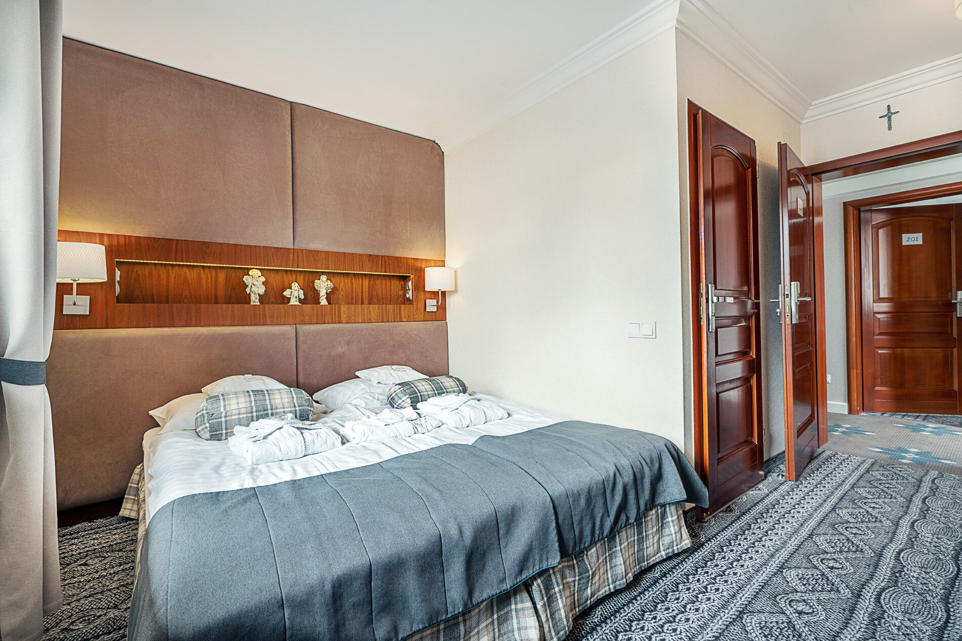 widok na łóżko małżeńskie