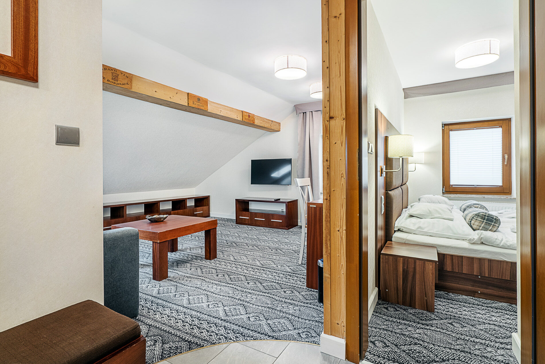 Pokój dzienny w apartamencie skos - stolik i okno