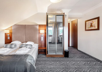 Sypialnia w pokoju Studio Skos, szafa i łoże małżeńskie