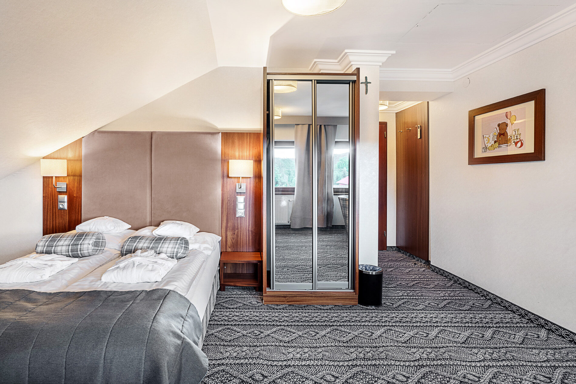 Sypialnia w pokoju Studio Skos, szafa i łoże małżeńskie