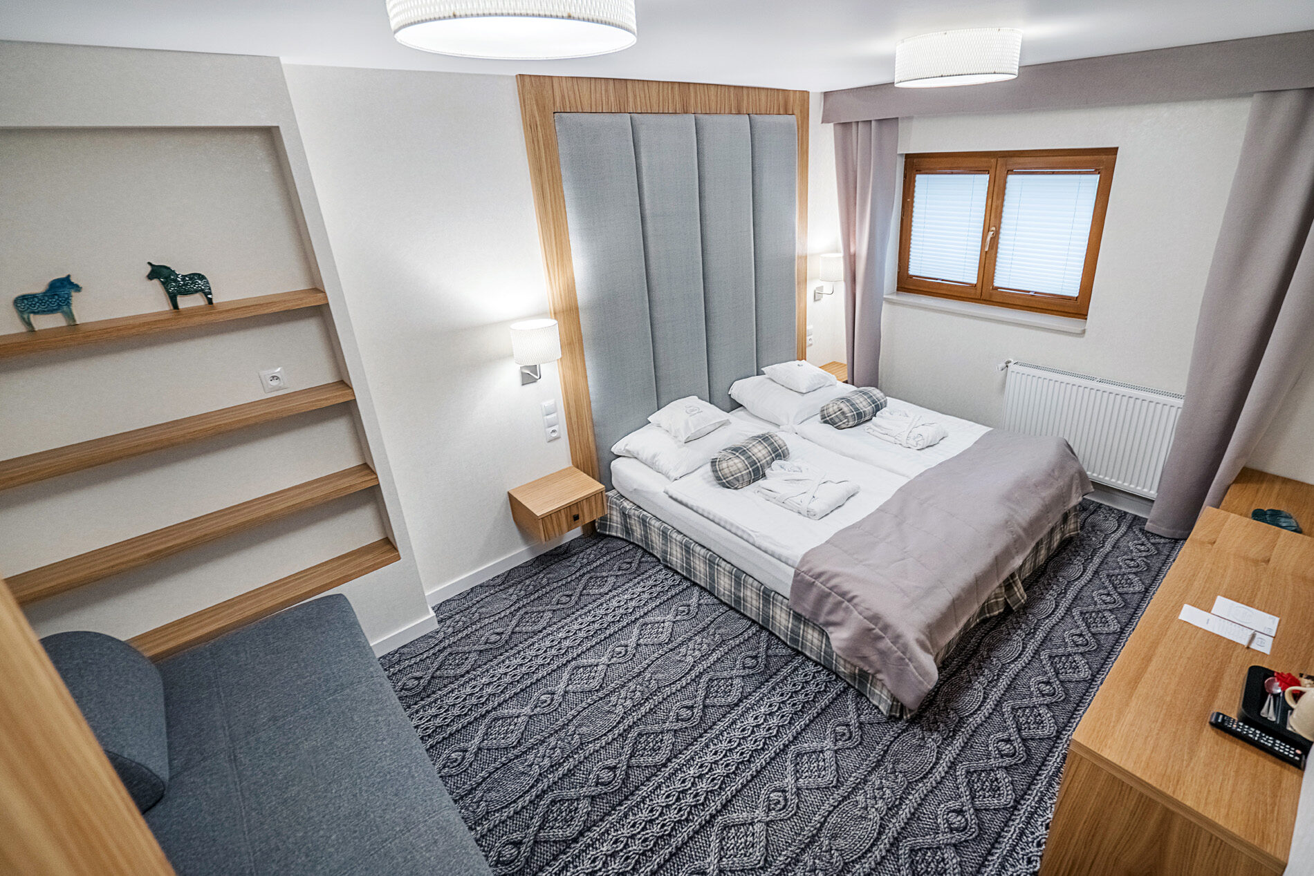 Sypialnia w pokoju Studio Family, łoże małżeńskie i okno