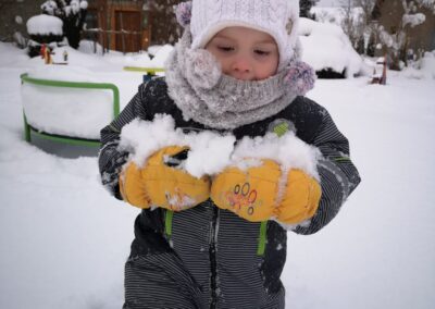 Dziecko ze śniegiem na placu