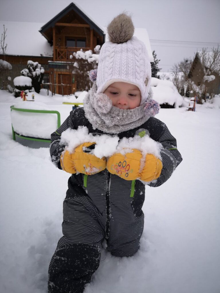 Uśmiechnięta dziewczyna na placu zabaw w samochodziku