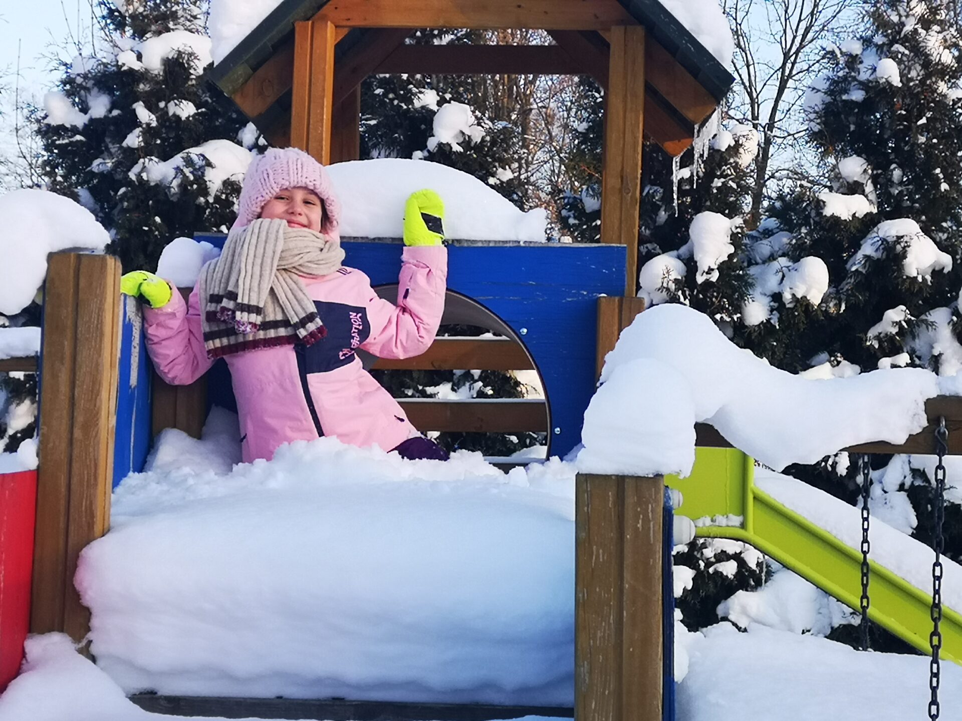 Dziecko na placu zabaw w zimowym klimacie