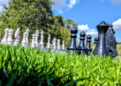 Wielkie szachy na placu zabaw
