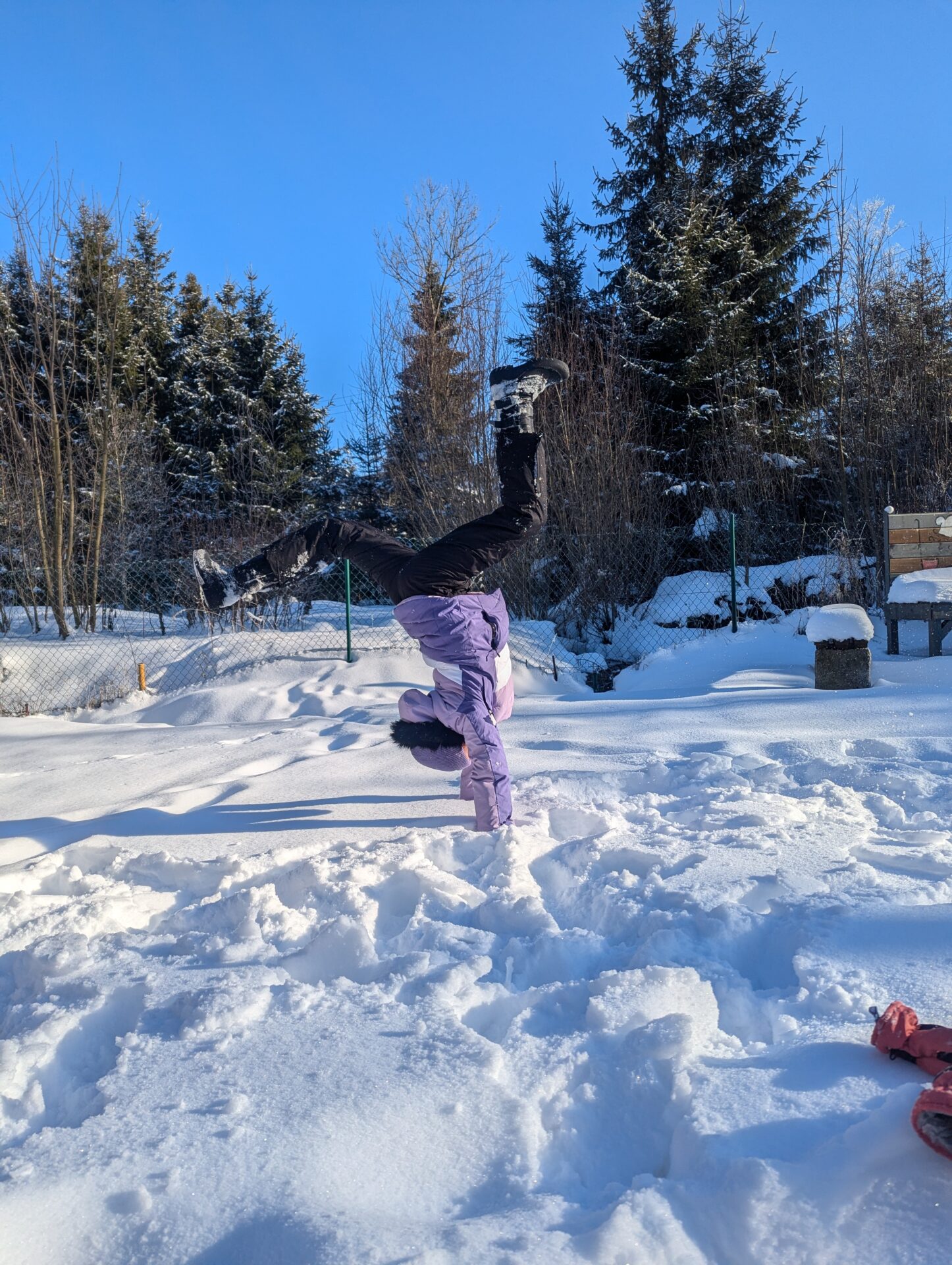 Dziecko w zaspach śniegu